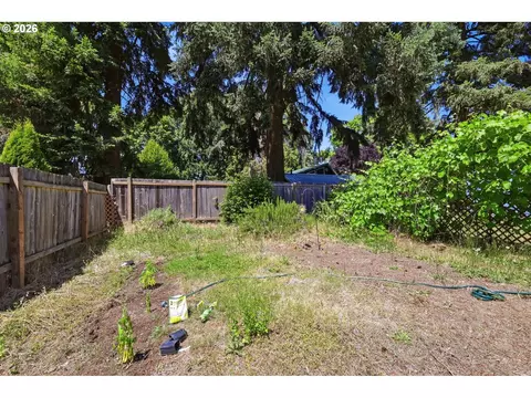 Exterior - 123 Elkay Dr, Eugene, OR 97404 photo 7 of 8