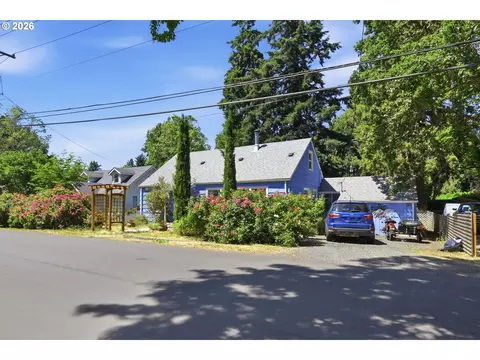 Exterior - 123 Elkay Dr, Eugene, OR 97404 photo 1 of 8