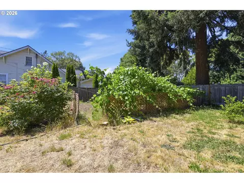 Exterior - 123 Elkay Dr, Eugene, OR 97404 photo 6 of 8