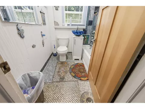 Bath - 123 Elkay Dr, Eugene, OR 97404 photo 3 of 3