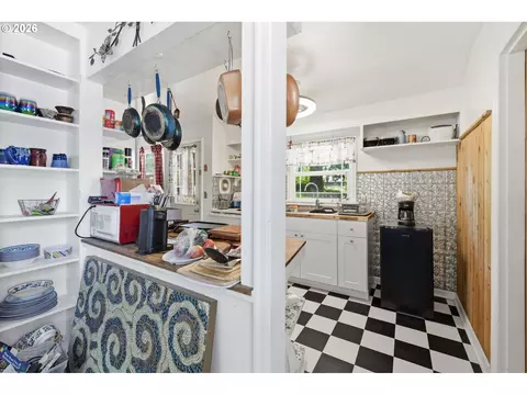 Kitchen - 123 Elkay Dr, Eugene, OR 97404 photo 1 of 3