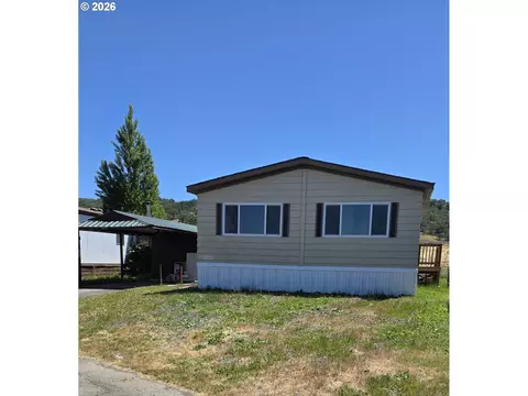 127 Berry Loop Ln, Roseburg, OR 97471