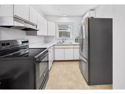 Kitchen - 790 SE 1st St, Gresham, OR 97080 photo 1 of 1