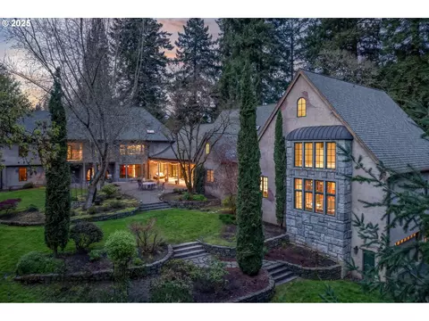 1500 SE Waverly Dr, Portland, OR 97222