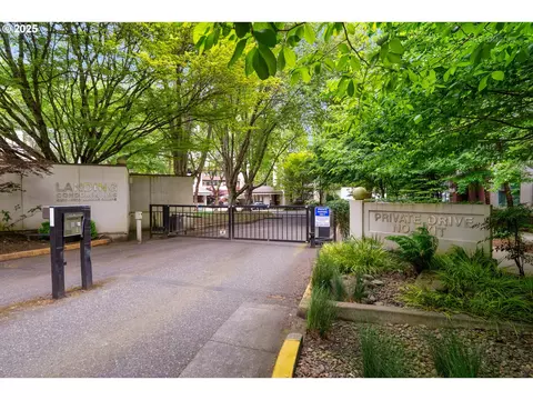 5270 S Landing Square Dr #15A, Portland, OR 97239