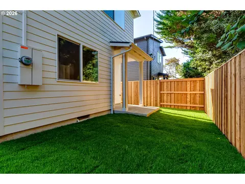 Exterior - 813 Horn Ln, Eugene, OR 97402 photo 2 of 4