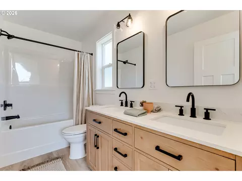 Bath - 813 Horn Ln, Eugene, OR 97402 photo 5 of 5