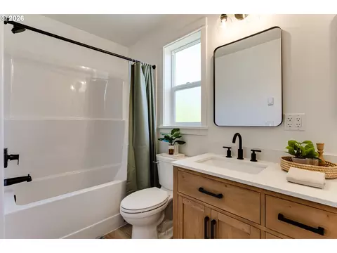 Bath - 813 Horn Ln, Eugene, OR 97402 photo 3 of 5
