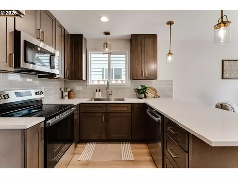Kitchen - 813 Horn Ln, Eugene, OR 97402 photo 3 of 4