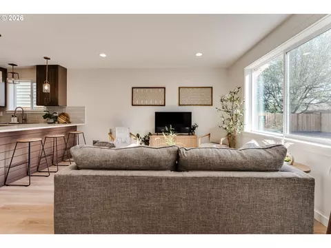 Living - 813 Horn Ln, Eugene, OR 97402 photo 2 of 2