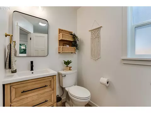 Bath - 813 Horn Ln, Eugene, OR 97402 photo 2 of 5