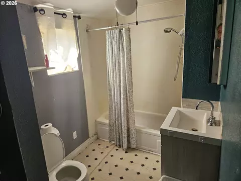 Bath - 512 B St, Umatilla, OR 97882 photo 1 of 1