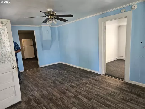 Living - 512 B St, Umatilla, OR 97882 photo 1 of 2