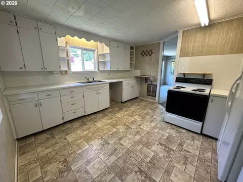 Kitchen - 11792 Orchard Ave, Mapleton, OR 97453 photo 4 of 5