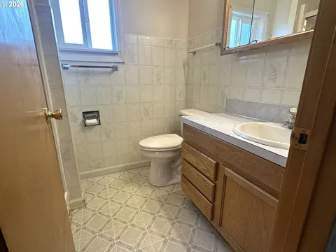 Bath - 11792 Orchard Ave, Mapleton, OR 97453 photo 1 of 2