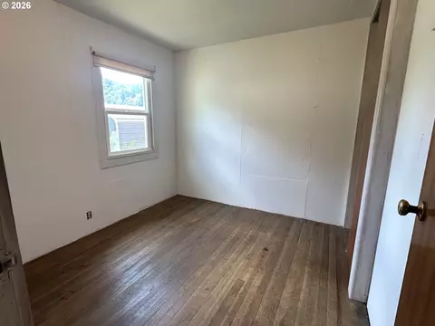 Bedroom - 11792 Orchard Ave, Mapleton, OR 97453 photo 3 of 3