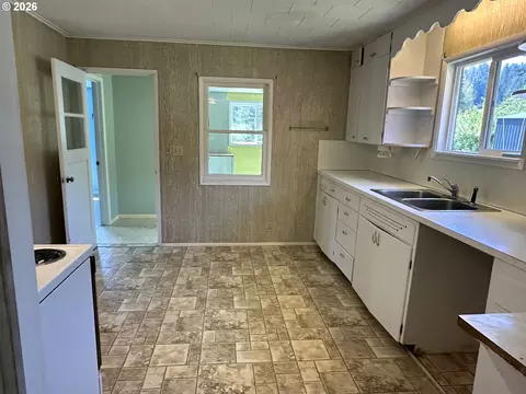 Kitchen - 11792 Orchard Ave, Mapleton, OR 97453 photo 3 of 5