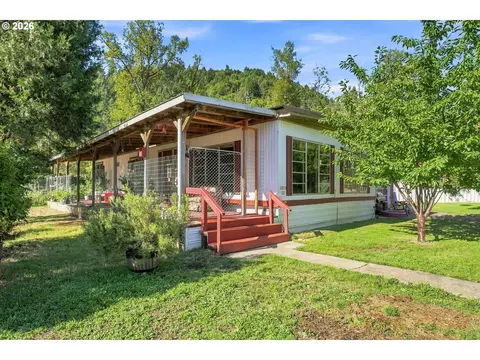 754 S Main St, Canyonville, OR 97417