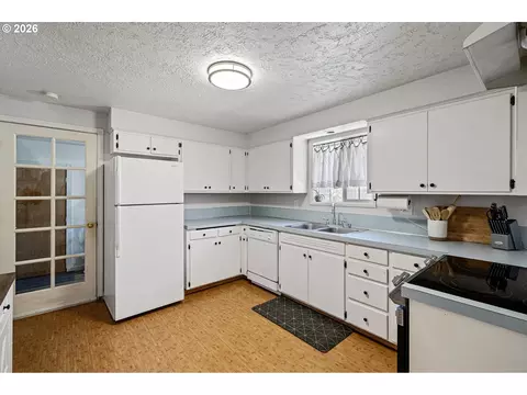 Kitchen - 2653 Newcastle St, Eugene, OR 97404 photo 3 of 3
