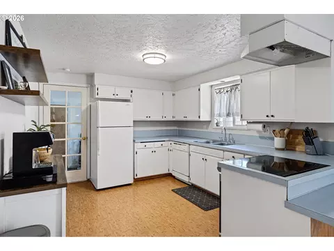 Kitchen - 2653 Newcastle St, Eugene, OR 97404 photo 2 of 3