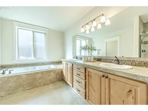 Bath - 3467 Timberbrook Way, Eugene, OR 97405 photo 2 of 5
