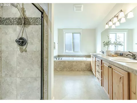 Bath - 3467 Timberbrook Way, Eugene, OR 97405 photo 1 of 5