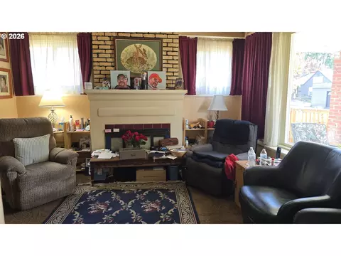 Living - 885 NE 3rd St, Gresham, OR 97030 photo 1 of 2