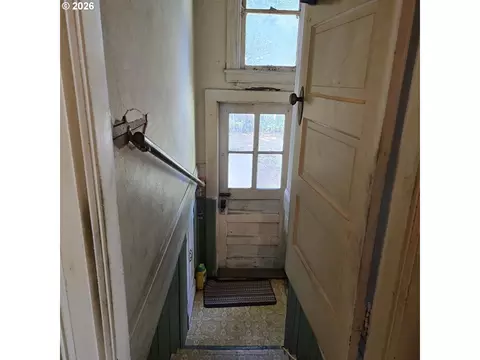 Entry Way - 885 NE 3rd St, Gresham, OR 97030 photo 1 of 1