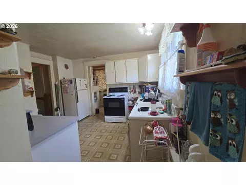 Kitchen - 885 NE 3rd St, Gresham, OR 97030 photo 1 of 3