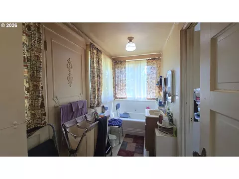 Bath - 885 NE 3rd St, Gresham, OR 97030 photo 1 of 1