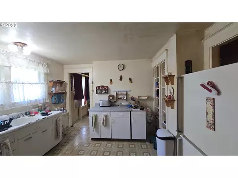 Kitchen - 885 NE 3rd St, Gresham, OR 97030 photo 3 of 3