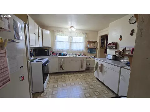 Kitchen - 885 NE 3rd St, Gresham, OR 97030 photo 2 of 3
