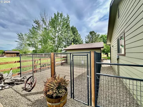 Exterior - 975 N 10th St, Union, OR 97883 photo 8 of 10