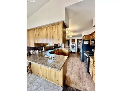 Kitchen - 975 N 10th St, Union, OR 97883 photo 3 of 4