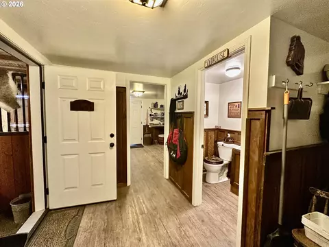 Entry Way - 975 N 10th St, Union, OR 97883 photo 1 of 2
