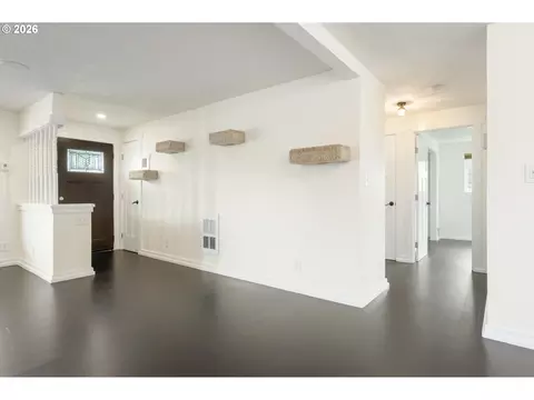 Living - 671 Taney St, Eugene, OR 97402 photo 8 of 9