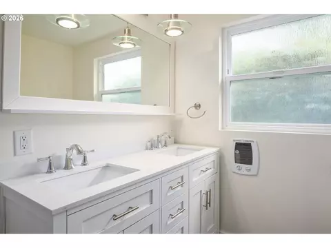 Bath - 671 Taney St, Eugene, OR 97402 photo 2 of 3