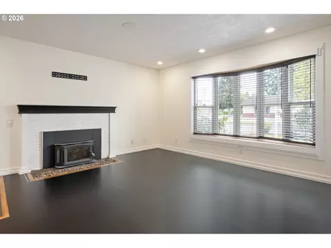 Living - 671 Taney St, Eugene, OR 97402 photo 3 of 9