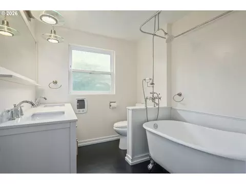 Bath - 671 Taney St, Eugene, OR 97402 photo 1 of 3