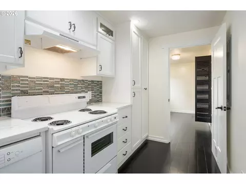 Kitchen - 671 Taney St, Eugene, OR 97402 photo 6 of 6