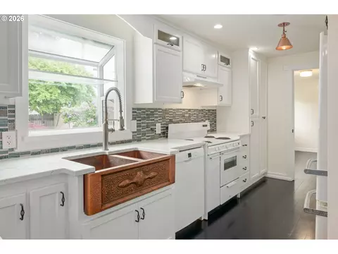 Kitchen - 671 Taney St, Eugene, OR 97402 photo 2 of 6