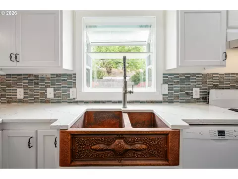 Kitchen - 671 Taney St, Eugene, OR 97402 photo 3 of 6