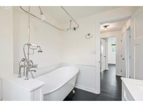 Bath - 671 Taney St, Eugene, OR 97402 photo 3 of 3