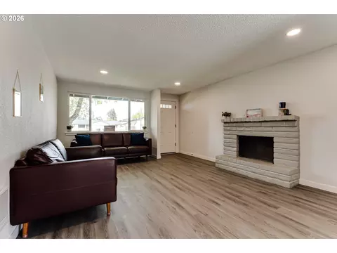 Living - 236238 S 35th St, Springfield, OR 97478 photo 1 of 4