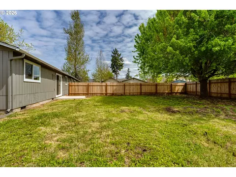 Exterior - 236238 S 35th St, Springfield, OR 97478 photo 3 of 4