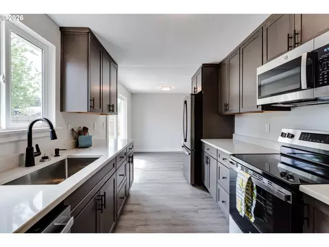Kitchen - 236238 S 35th St, Springfield, OR 97478 photo 2 of 4