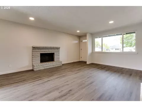 Living - 236238 S 35th St, Springfield, OR 97478 photo 4 of 4