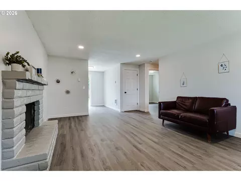 Living - 236238 S 35th St, Springfield, OR 97478 photo 2 of 4