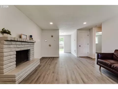 Living - 236238 S 35th St, Springfield, OR 97478 photo 3 of 4