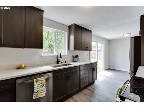 Kitchen - 236238 S 35th St, Springfield, OR 97478 photo 1 of 4